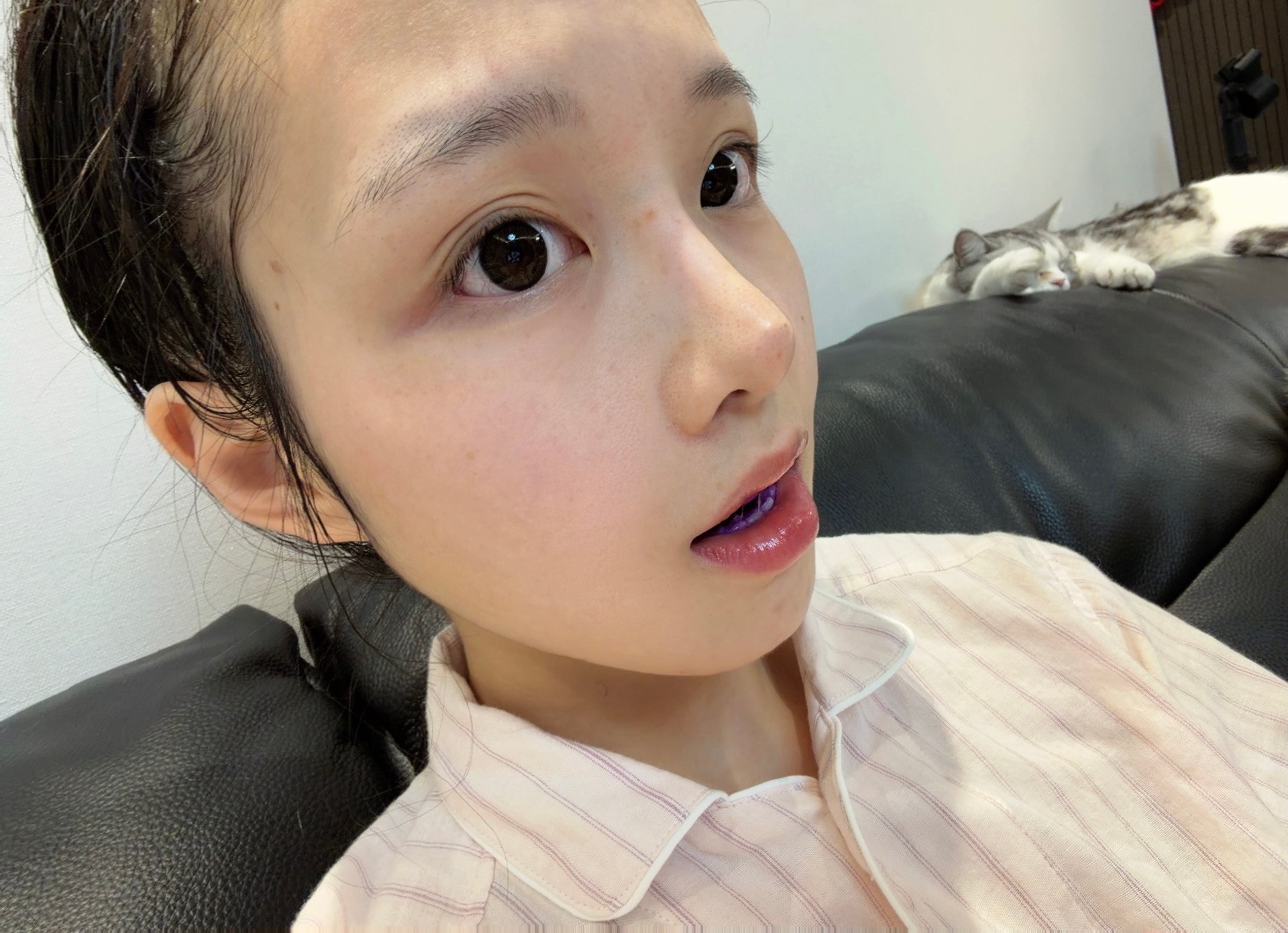 浅色美瞳好像蜥蜴啊 