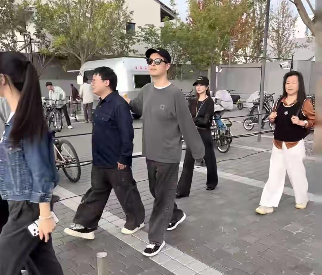 戚薇走路外八很厉害，11岁女儿腿和妈妈一样长，4岁儿子圆脸卷毛 ​​​