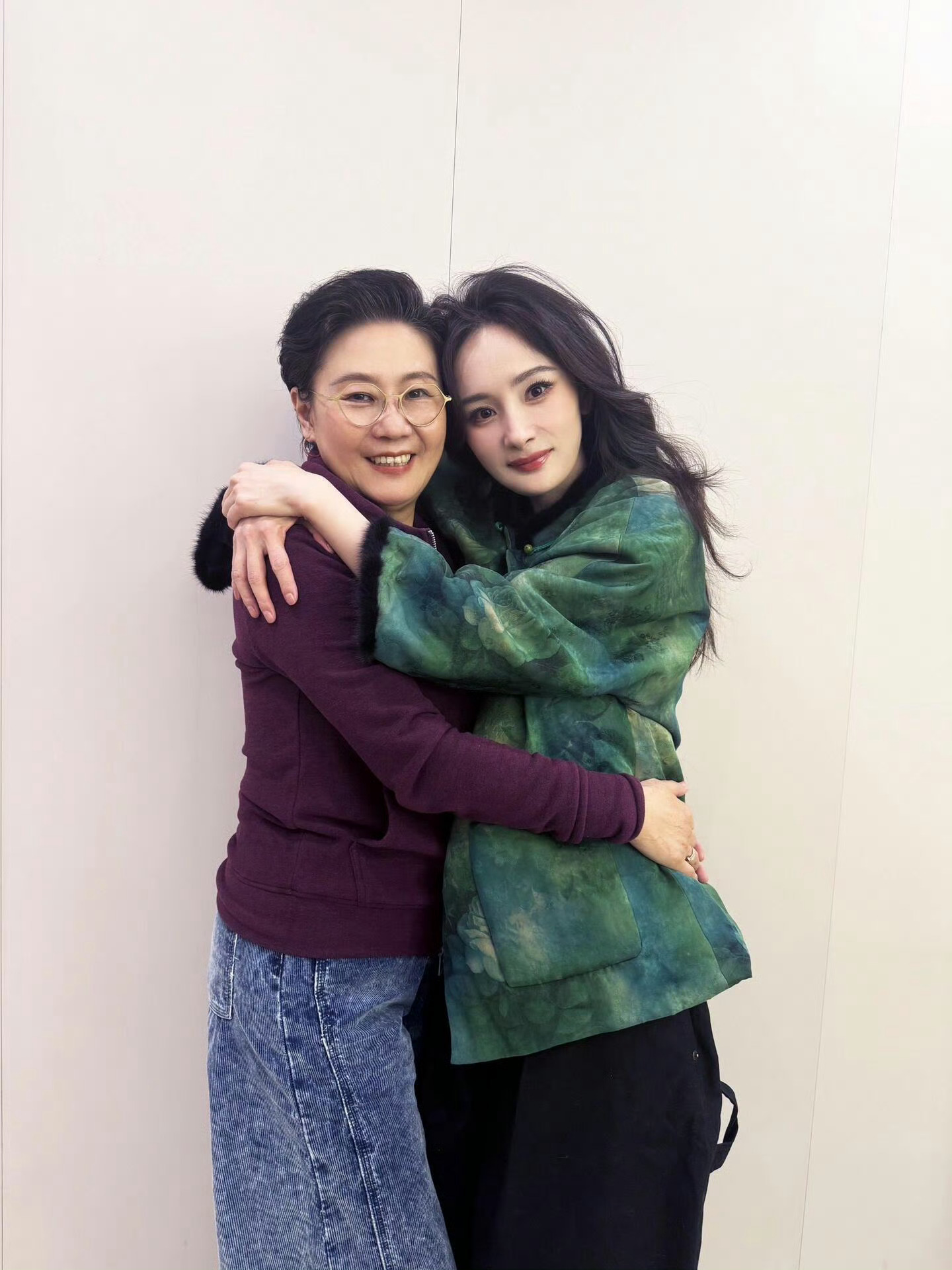 李少红晒与杨幂合照 一转眼红楼梦里的晴雯已经红了十五年啦！李少红导演对杨幂还是一