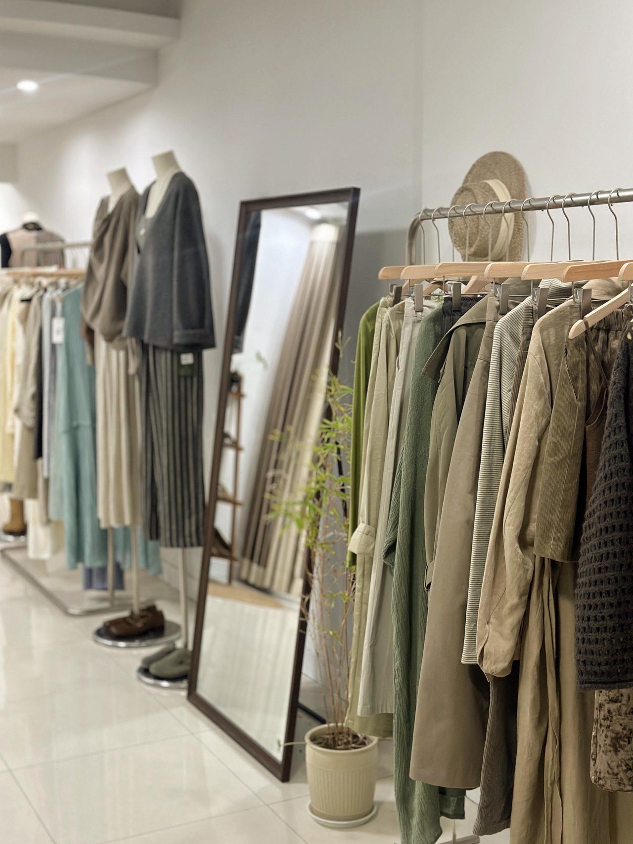 闺蜜，卖了30年衣服，用一句话点醒我！
她说，一定要少买衣服！
只要不是必须的，