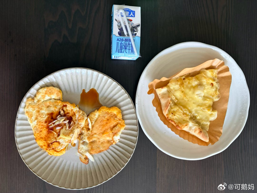 今日份小学生早餐🥣煎荷包蛋、榴莲披萨、牛奶简单吃饭 ​​​
