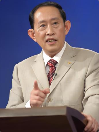 王立群说：“离得远的时候，看谁都是好人；走得近了，发现谁都有毛病。不是人变了，是