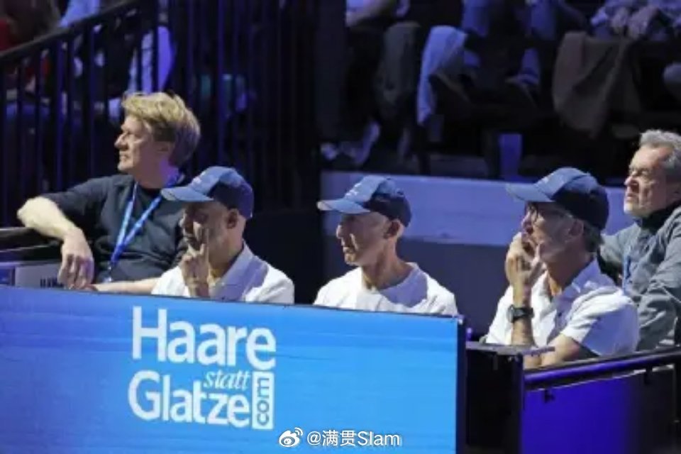满贯体坛[超话]辛纳在维也纳击败阿尔特迈尔后谈到他的家人：我妈妈看比赛时通常会很