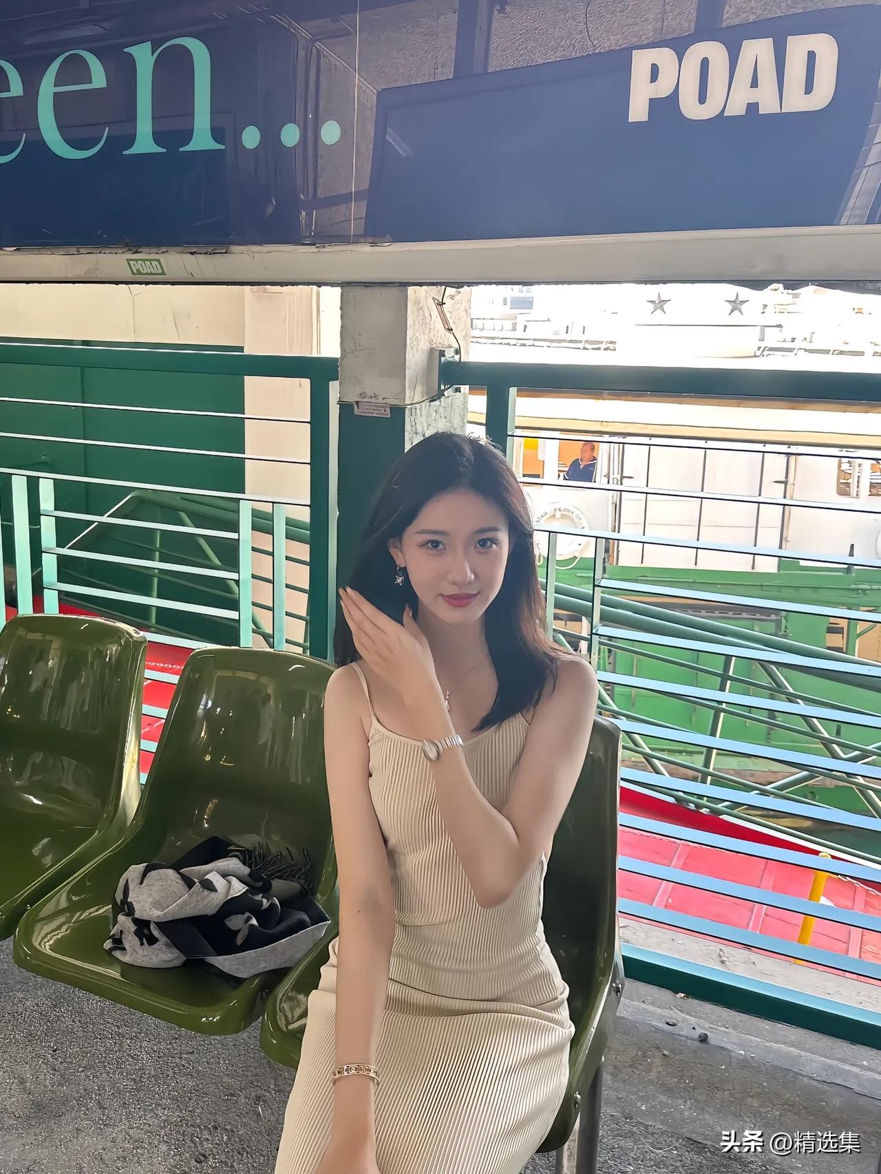 美人倚栏杆，轻抚耳畔思悠然。