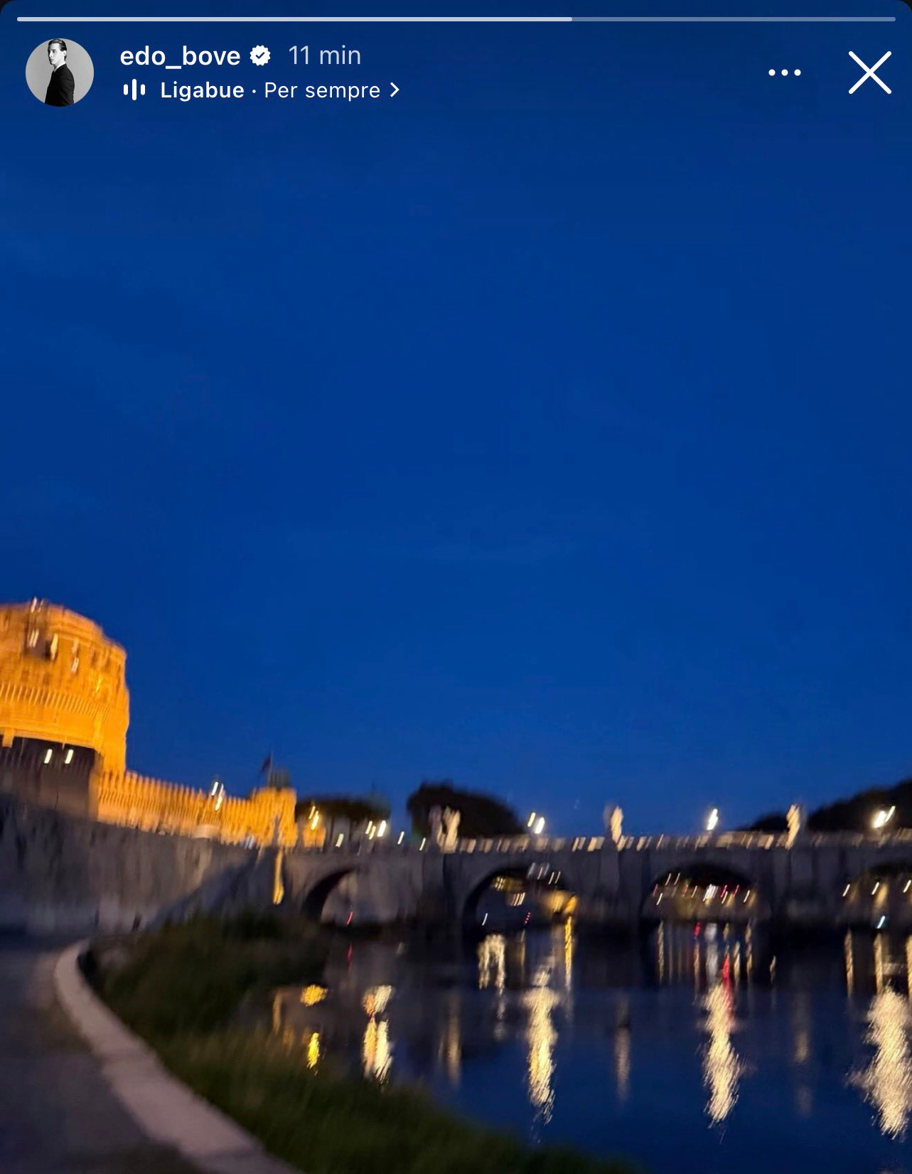 博维会在明天完成解约手续，随后与沃特福德正式签约。他昨天发了一条ins快拍，背景