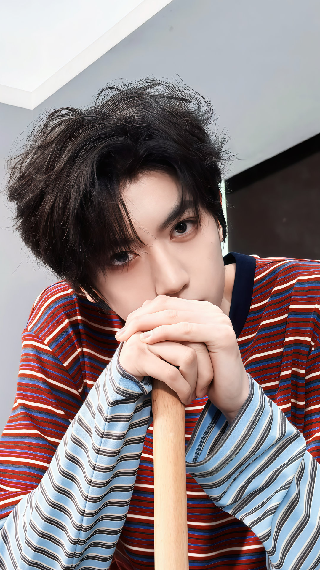 张桂源 吉隆坡 江北机场偶遇张桂源，咱就说无袖黑T搭配棒球帽，依旧掩盖不住的潮流