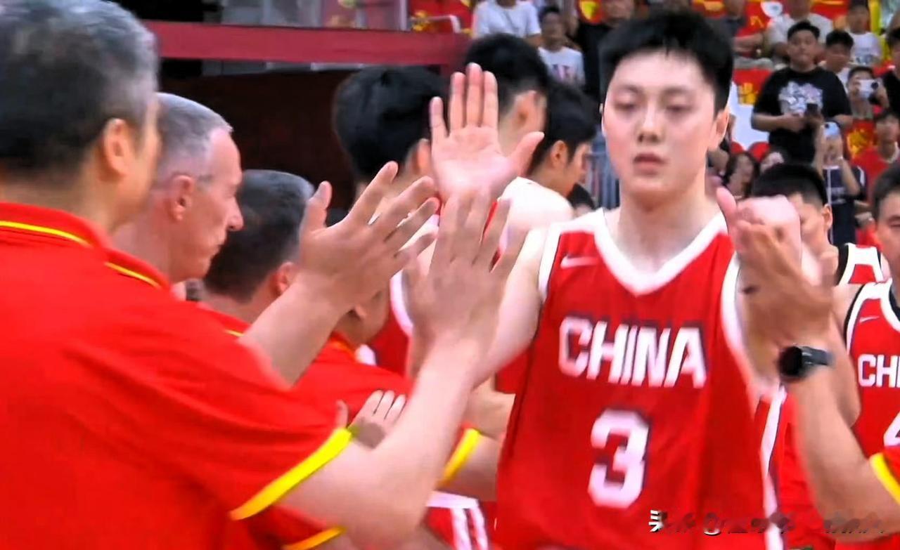 胡明轩和焦泊乔领衔！广东宏远班底主打，男篮世预赛调整名单，崔永熙缺席首场和卡塔尔