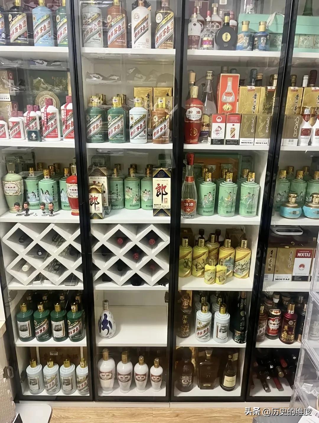 人生几何，对酒当歌，想想人生草草寥寥不过三万天，不喝两杯总觉得过意不去，甚至说是