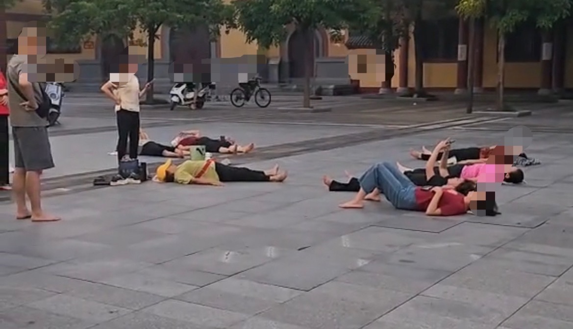 8月9日，网友反映：玉林某地多名女士躺睡在地板上不烫吗，有的还手上玩手机，这几天