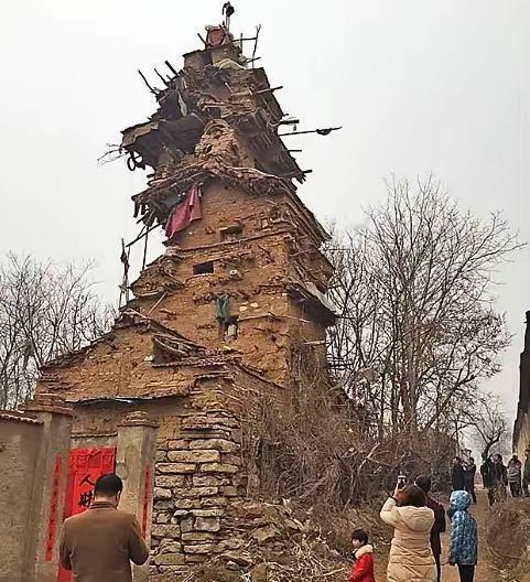 2016年，山东潍坊一患有精神疾病的老汉，徒手盖起了一座毫无安全保障的土危楼，当