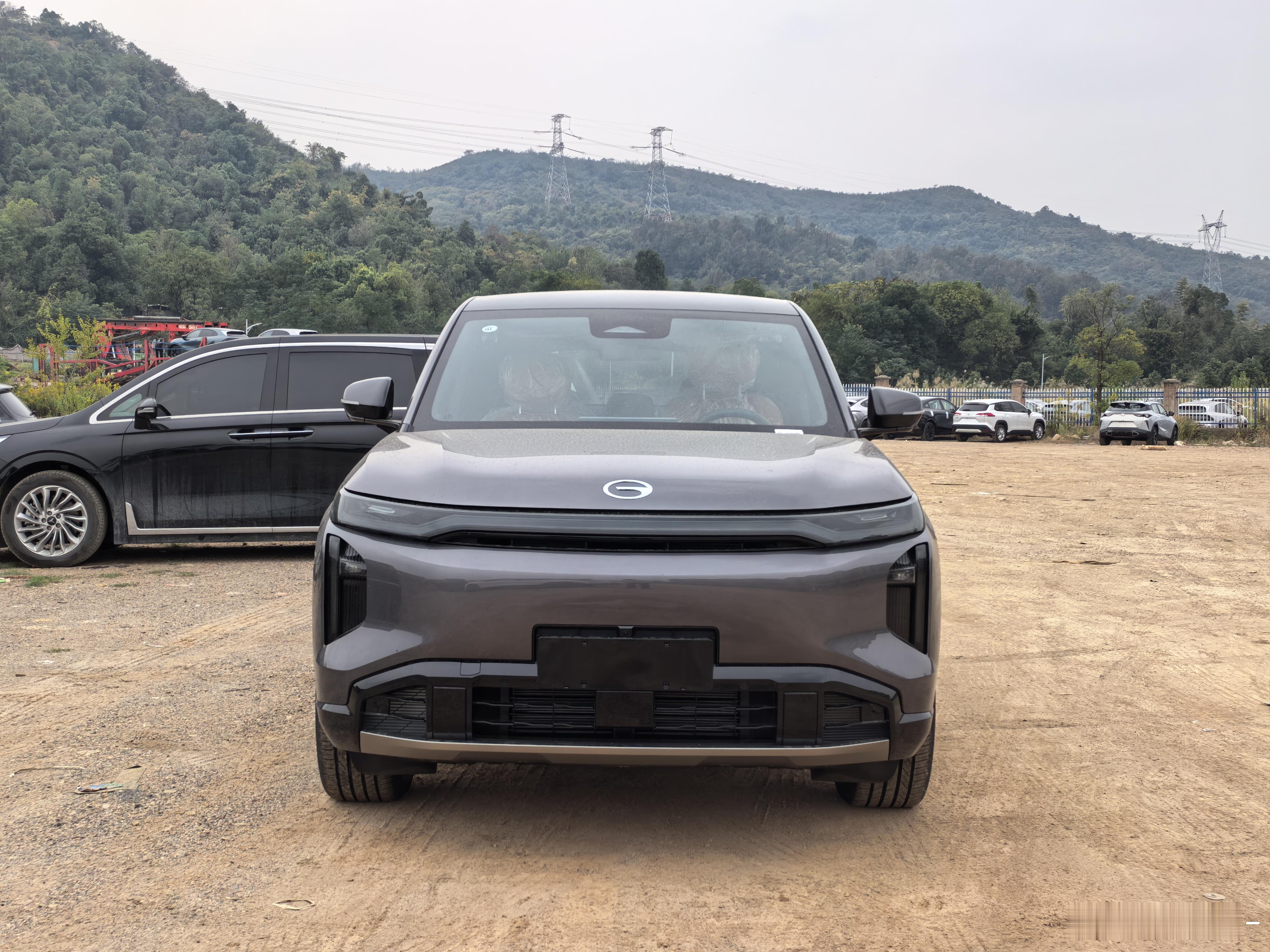 广汽传奇S7 这套外观加上灰色车身确实很耐看有那种稳重劲儿，神似某个车型，但又不