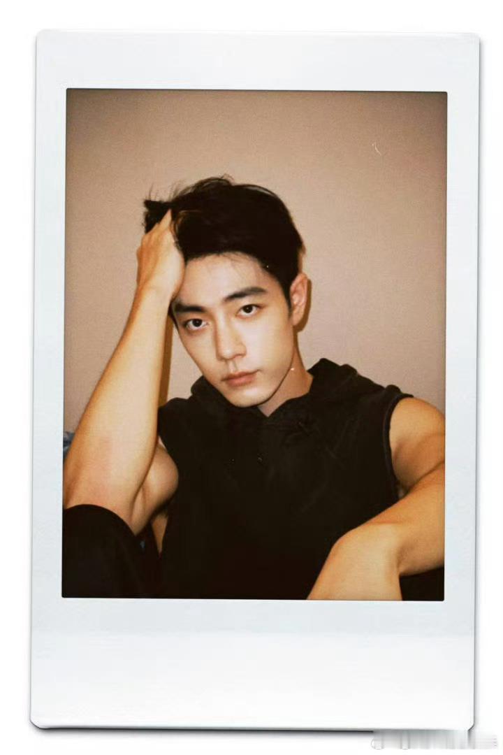 肖战拍立得照肖战拍立得营业性张力满满！女友视角🤳肖战拍立得照 7月19日工作室