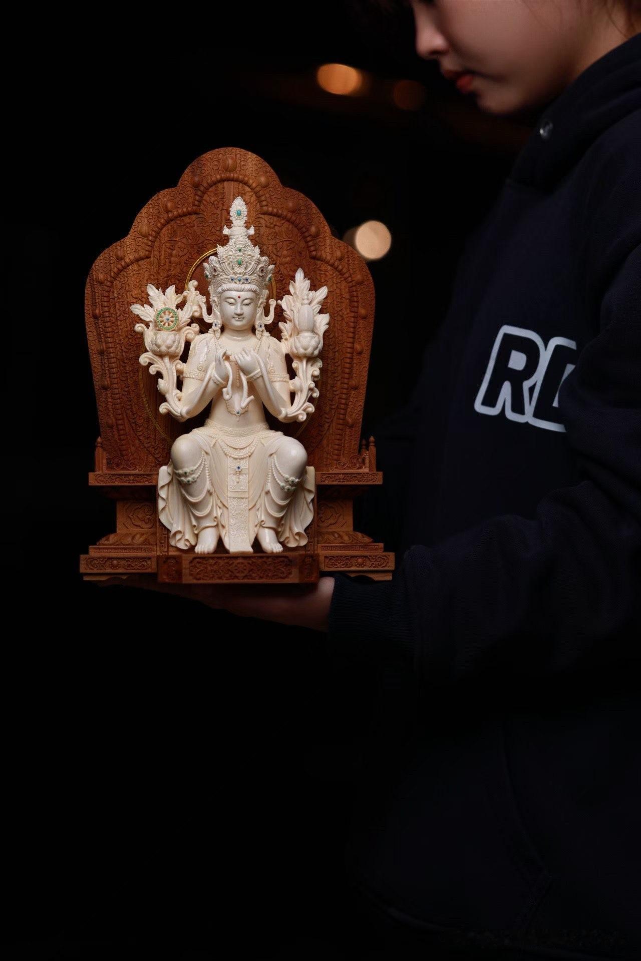 很多人认识弥勒，是从笑口常开的大肚形象开始。

但天冠弥勒，却展现了另一种气质。