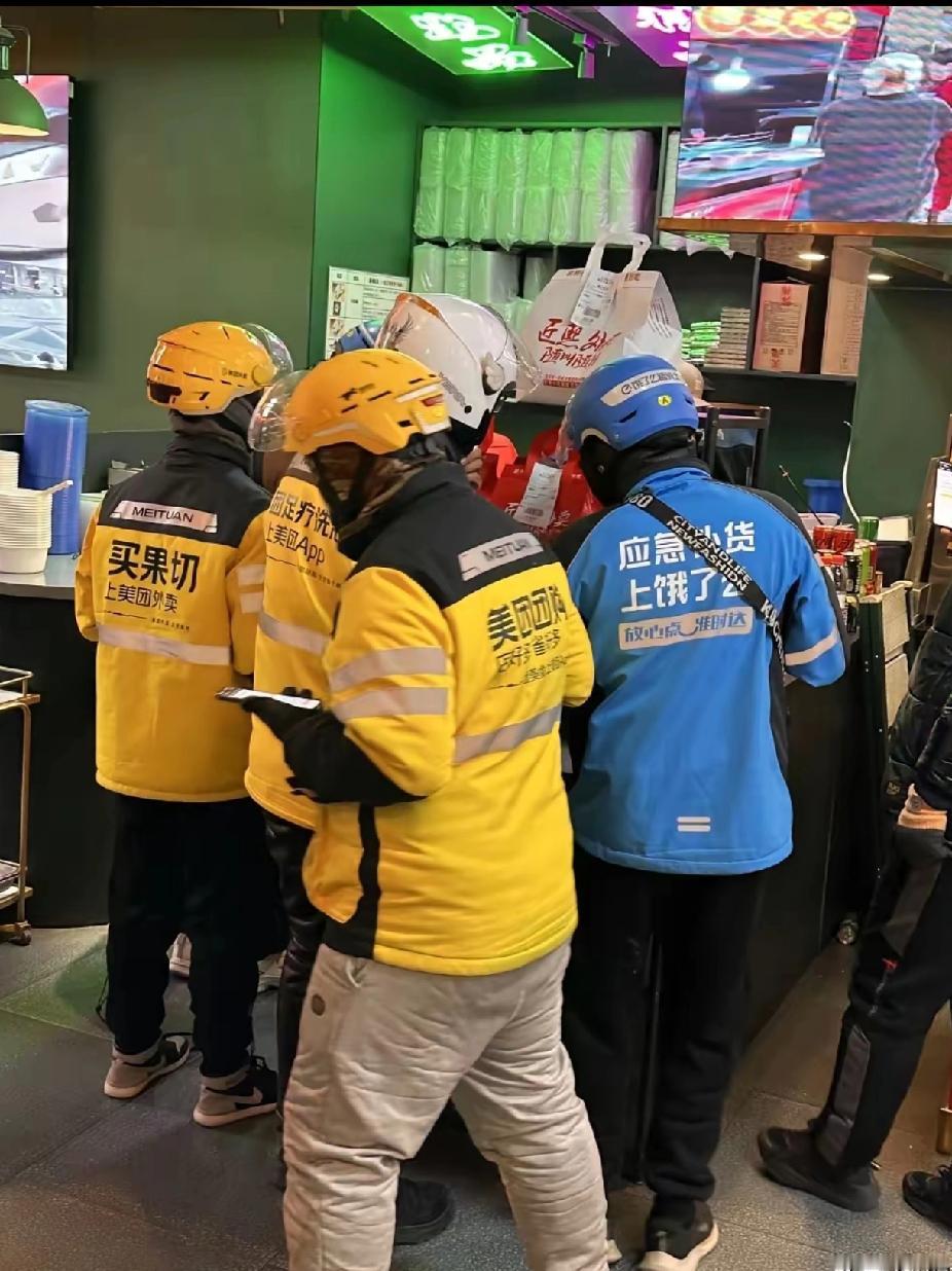 宁波小老板硬刚外卖平台
这次的雷响的相当的炸裂
本来平台想着下架店铺来“杀鸡儆猴