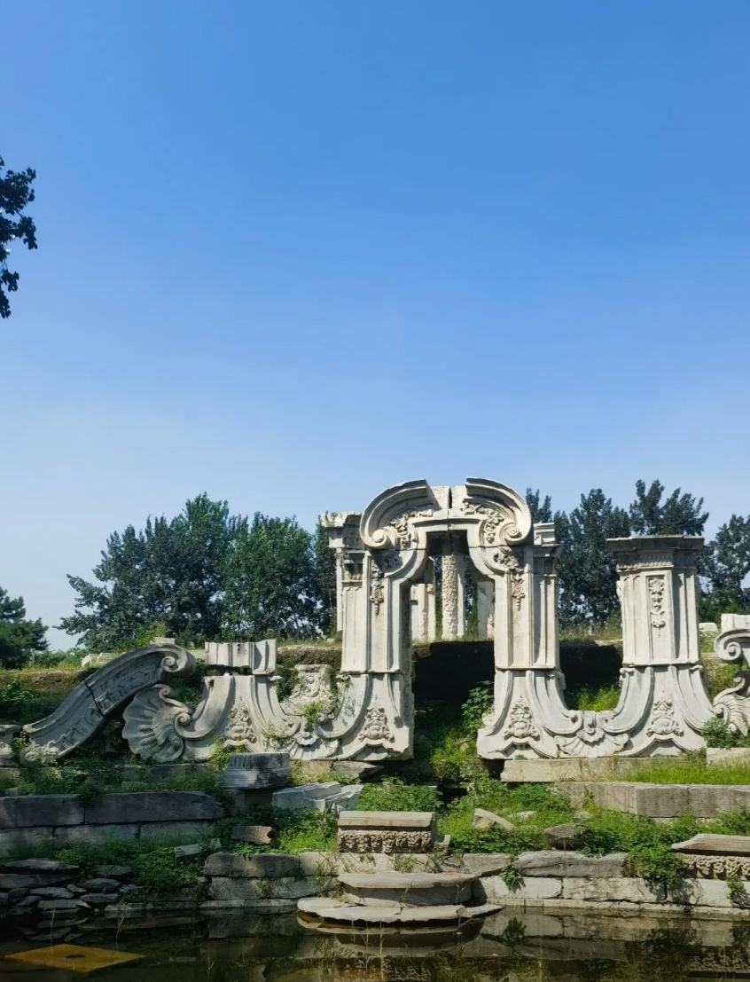 一张照片证明你去北京圆明园的遗址告诉我们不要忘记历史，八国联军烧了我们的房子，抢