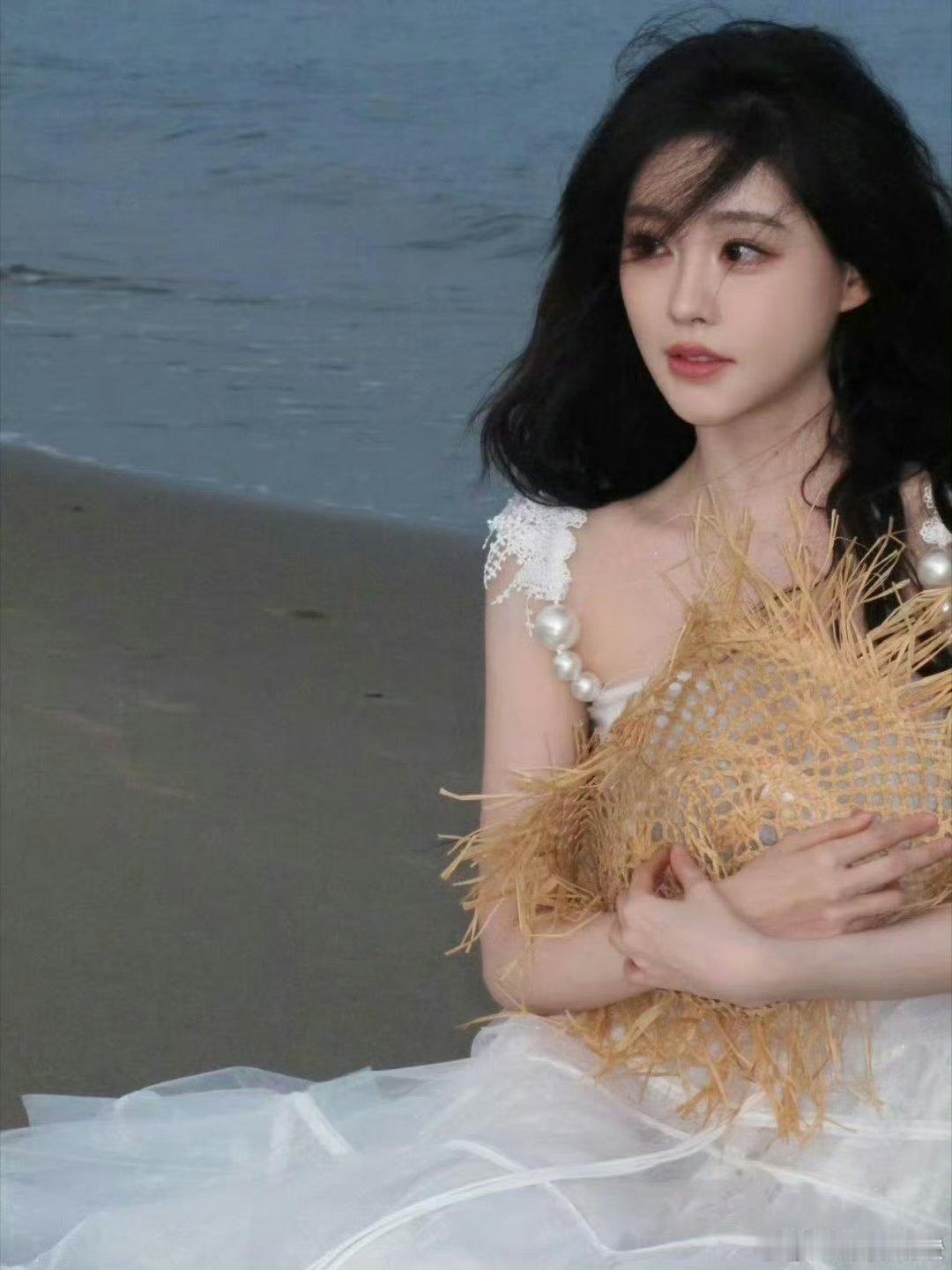 祝绪丹没忍住哽咽了 粉丝说陪伴的日子，她一边听一边点头，最后没忍住哭了。被认真对