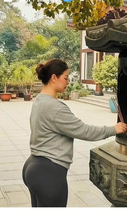 〔欣赏图片〕
图中美女在上香；
保佑风调又雨顺；
家人的身体健康；
平安喜乐度余