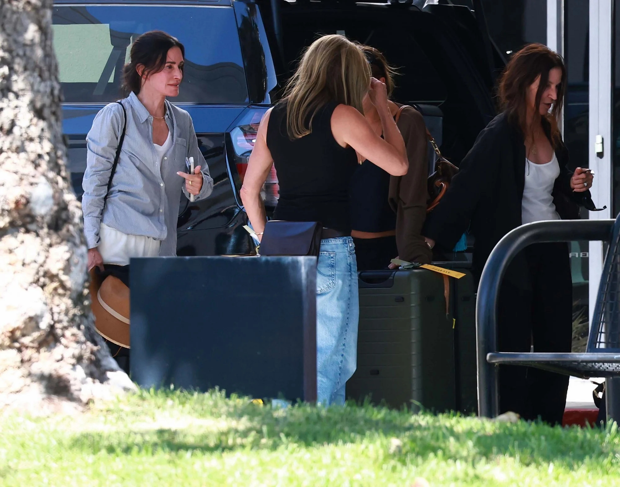 Jennifer Aniston和Courteney Cox 3日度假后抵达洛杉