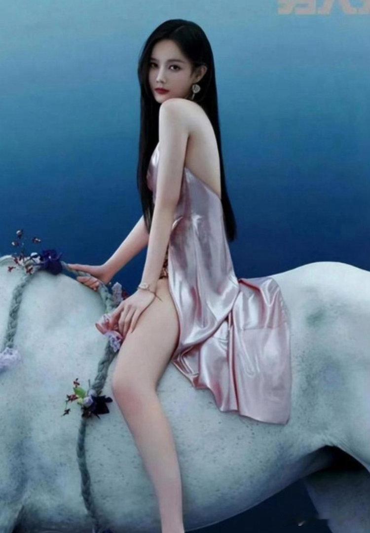 李一桐这个骑马真的很假，腿是真的吸引眼球啊 
