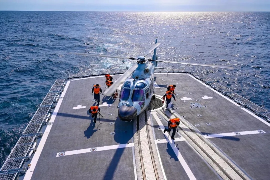 052“啤酒级”的后甲板甲板标识线、导轨很有辨识度老当益壮！烽火问鼎计划中国海军