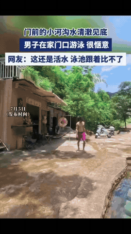 美得和画一样！家门前的小河沟清澈见底，男子穿着泳裤，纵身一跃跳进水中，像条鱼一样