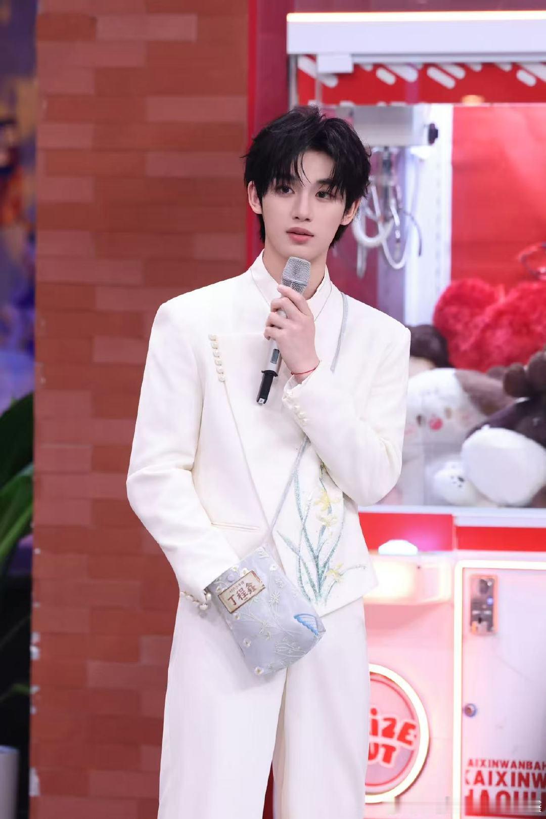丁程鑫古风小生新皮肤上线  你好星期六一袭纯白新中式，丁程鑫完美演绎古风小生，执
