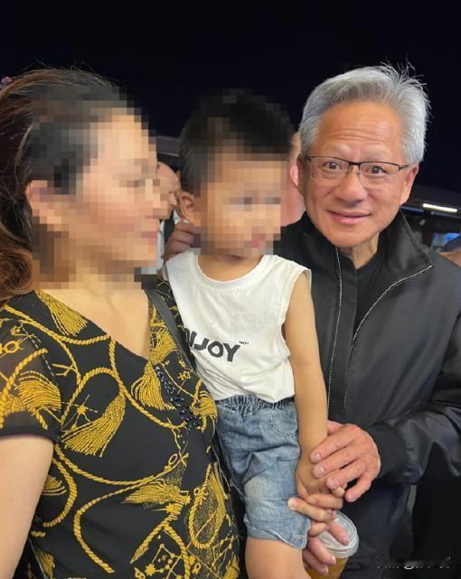 低调现身后海！黄仁勋酒馆叙旧小酌

时间：2026-05-15晚，后海某临水小酒