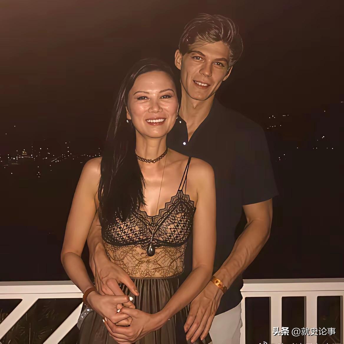 2017年，邓文迪与匈牙利模特旧照，二人曾有过一段轰动欧美圈的忘年恋。镜头下，邓