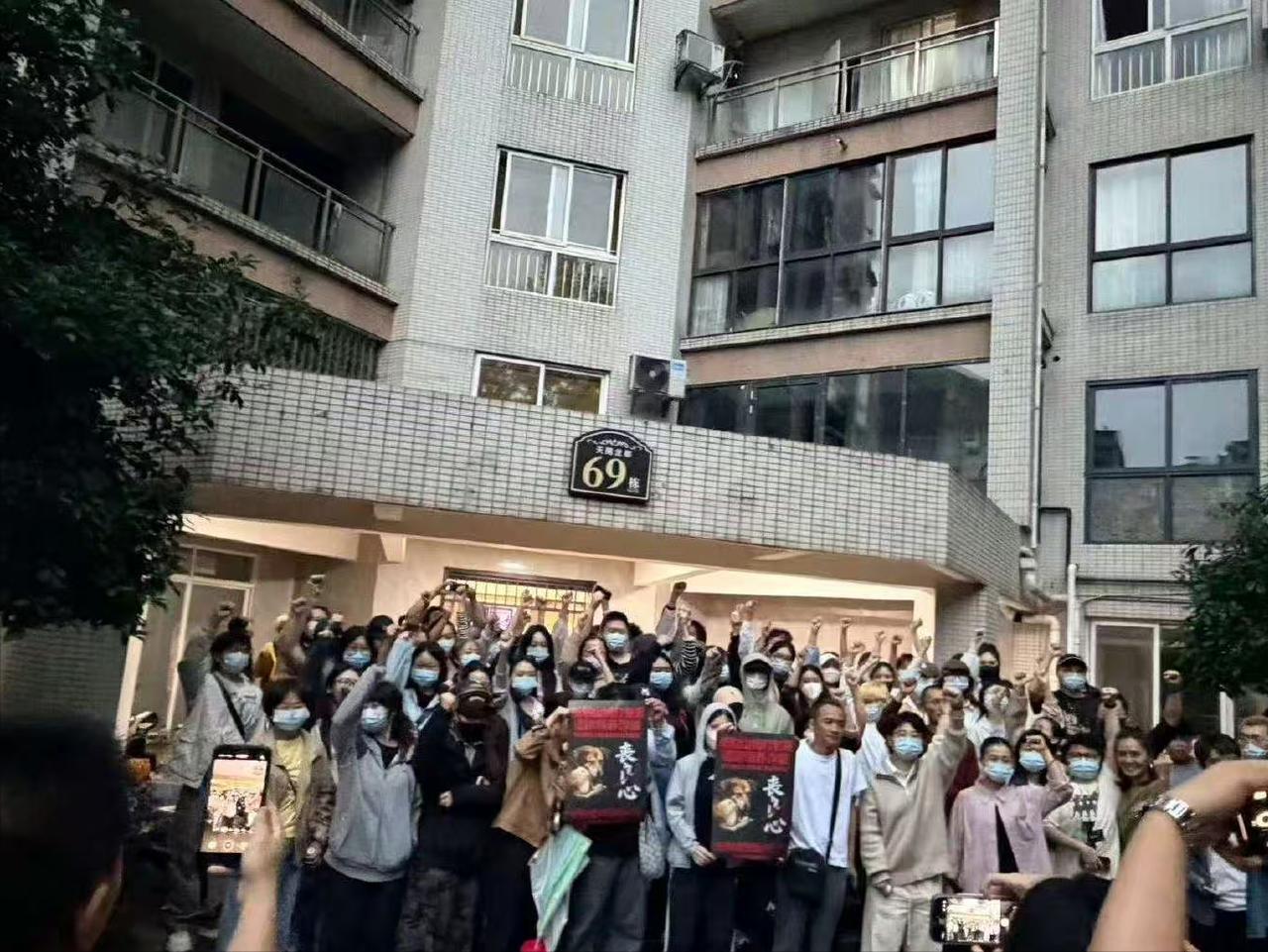 原来重庆的人们是如此的团结、为了保护动物如此义无反顾。重庆靠在山姆疯狂打包试吃出
