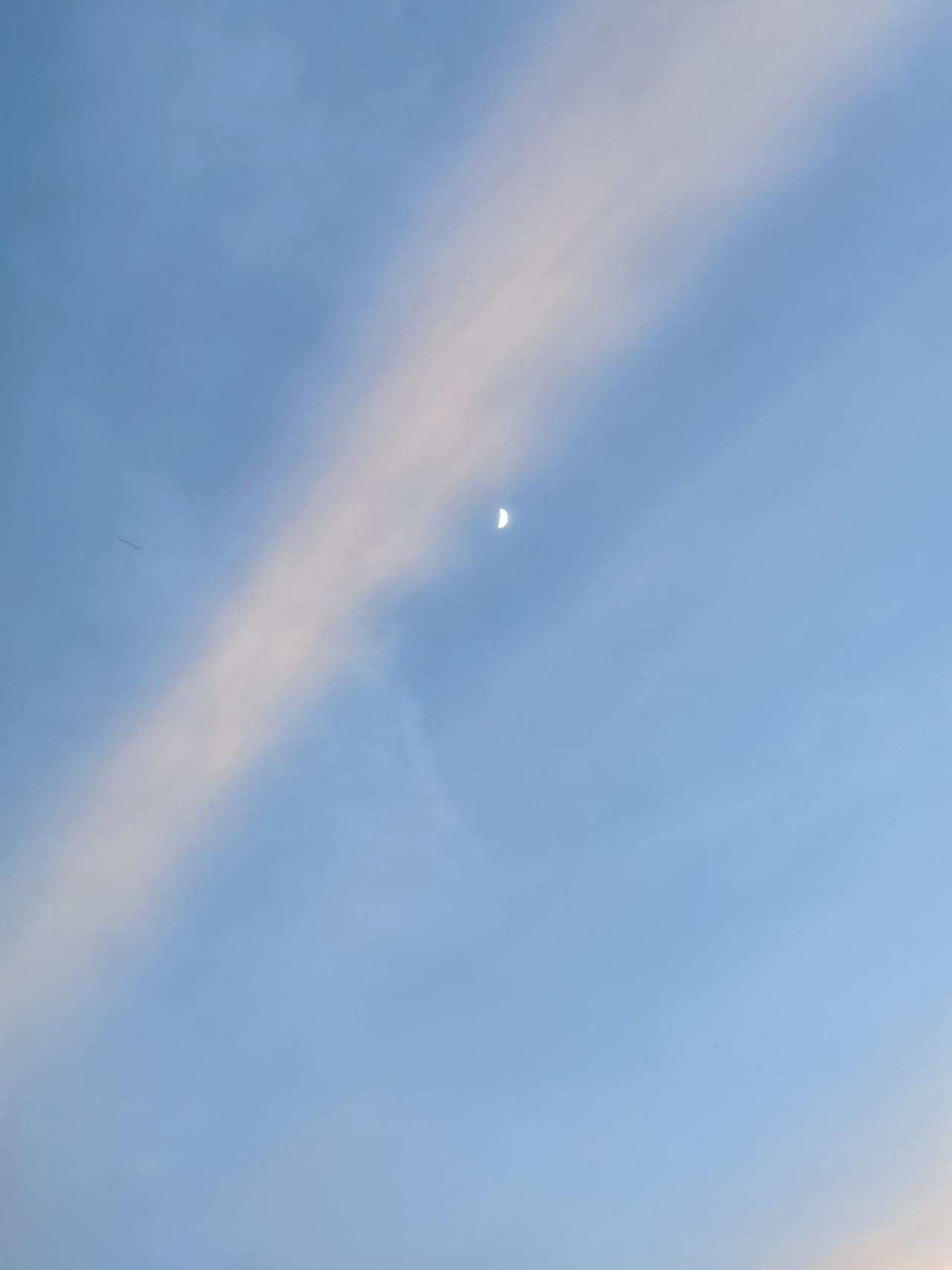 分享一下你随手拍的照片昨晚彩云追月