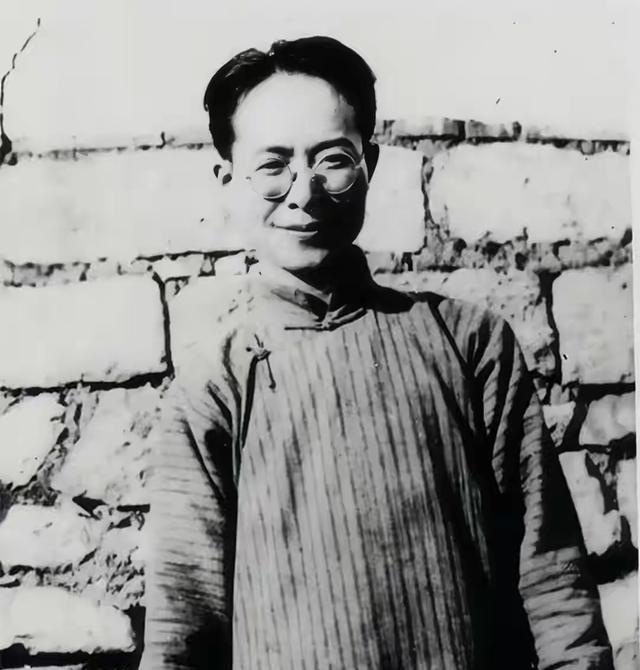 说起沈从文，大家都知道他是写《边城》的大文豪，笔下那个纯净的湘西世界迷倒了多少人