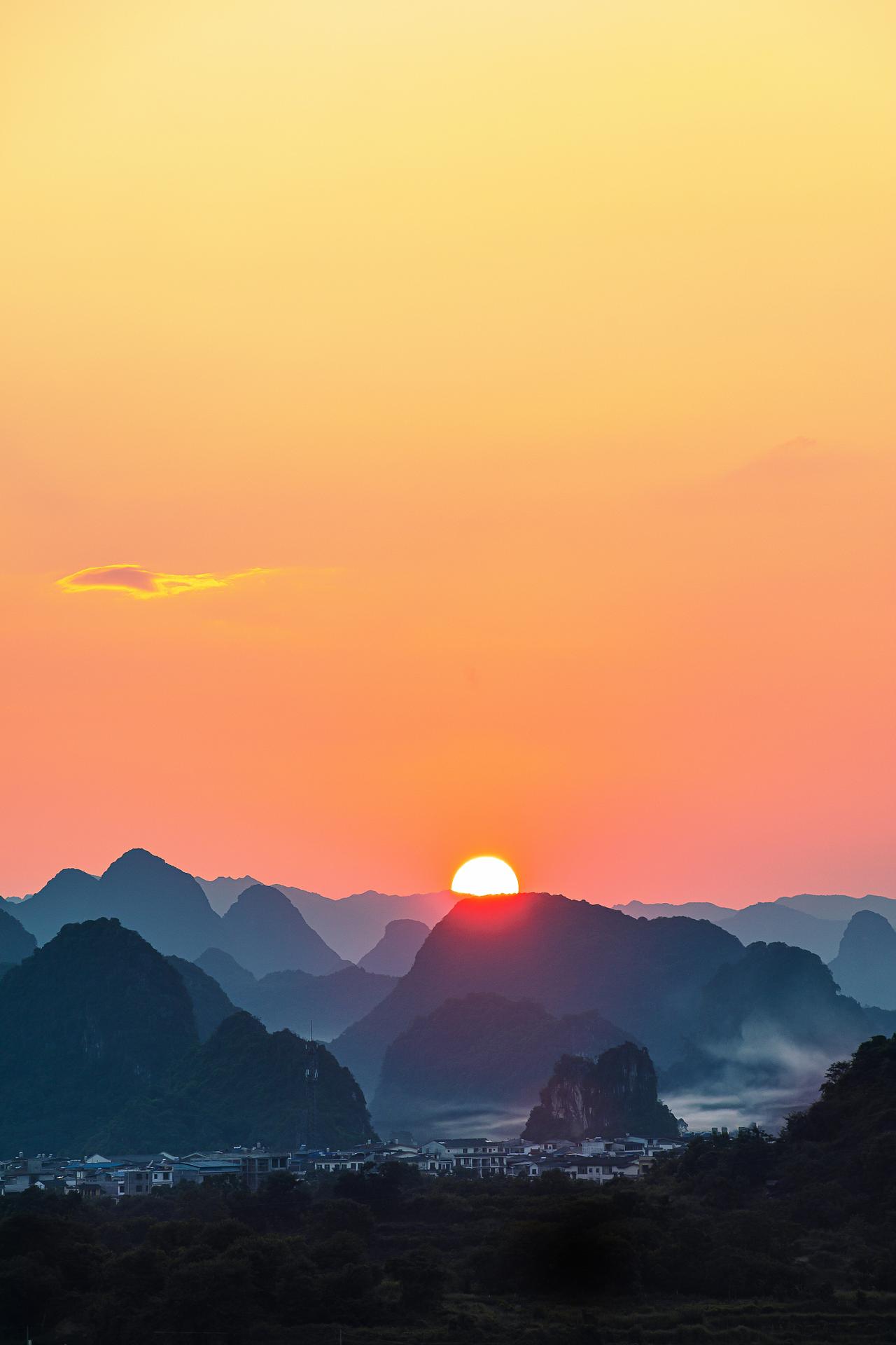 《夕阳·晚霞》
鹤发童颜心乐观，
饮食清淡严把关。
适度运动身勿懒，
知足常乐莫