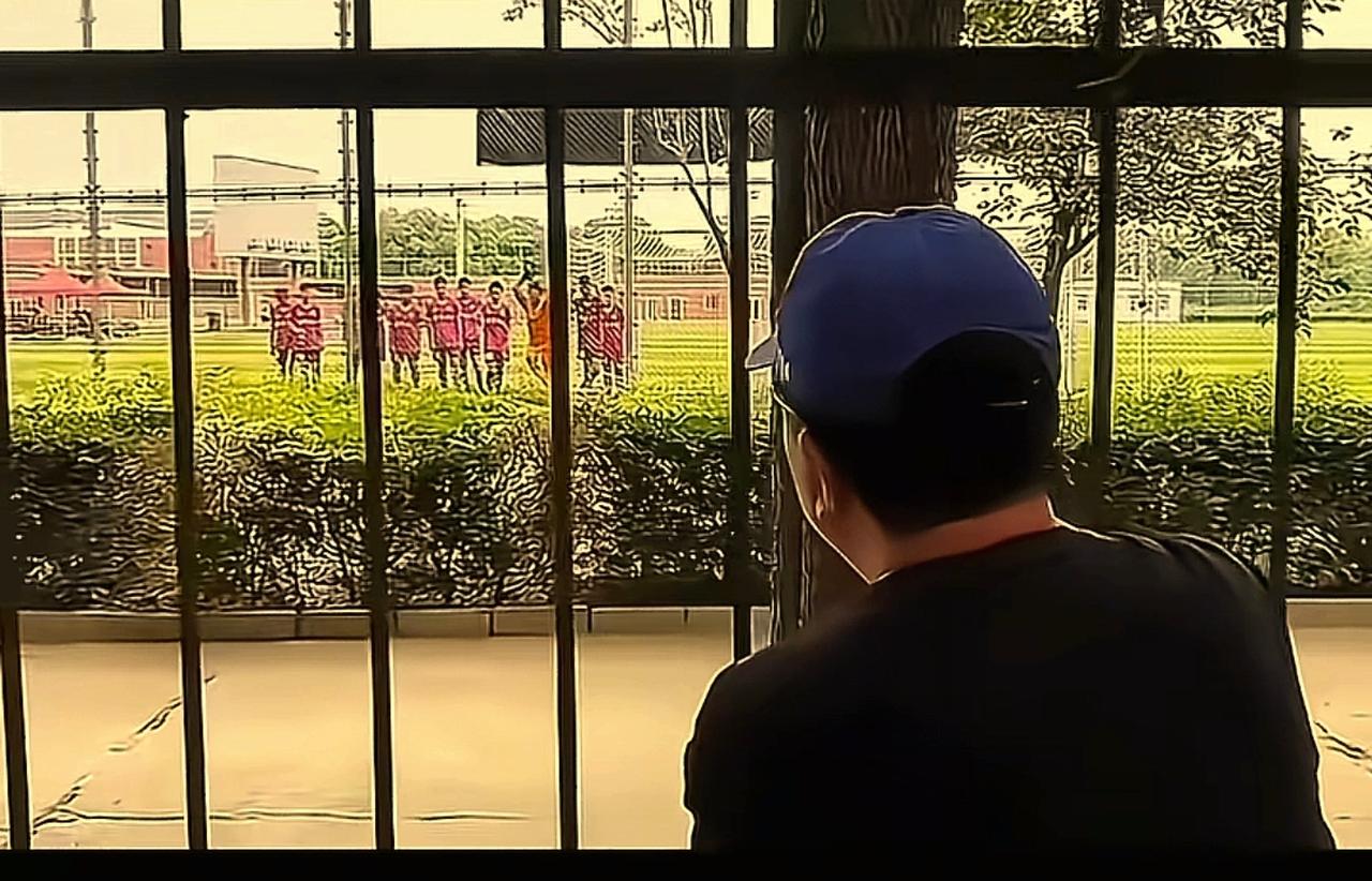 董路隔着栅栏指挥足球！这个画面真是滑稽啊，可笑又悲哀！怪不得中国足球这么多年没什