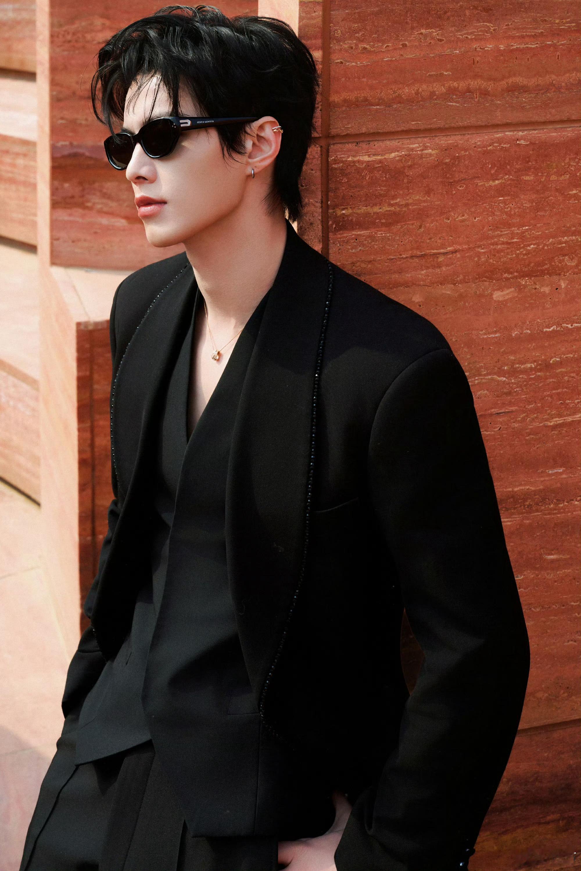 何与这组图有力气何与这组图有力气，帅成啥样了黑西装墨镜造型简直太权威了，期待你的