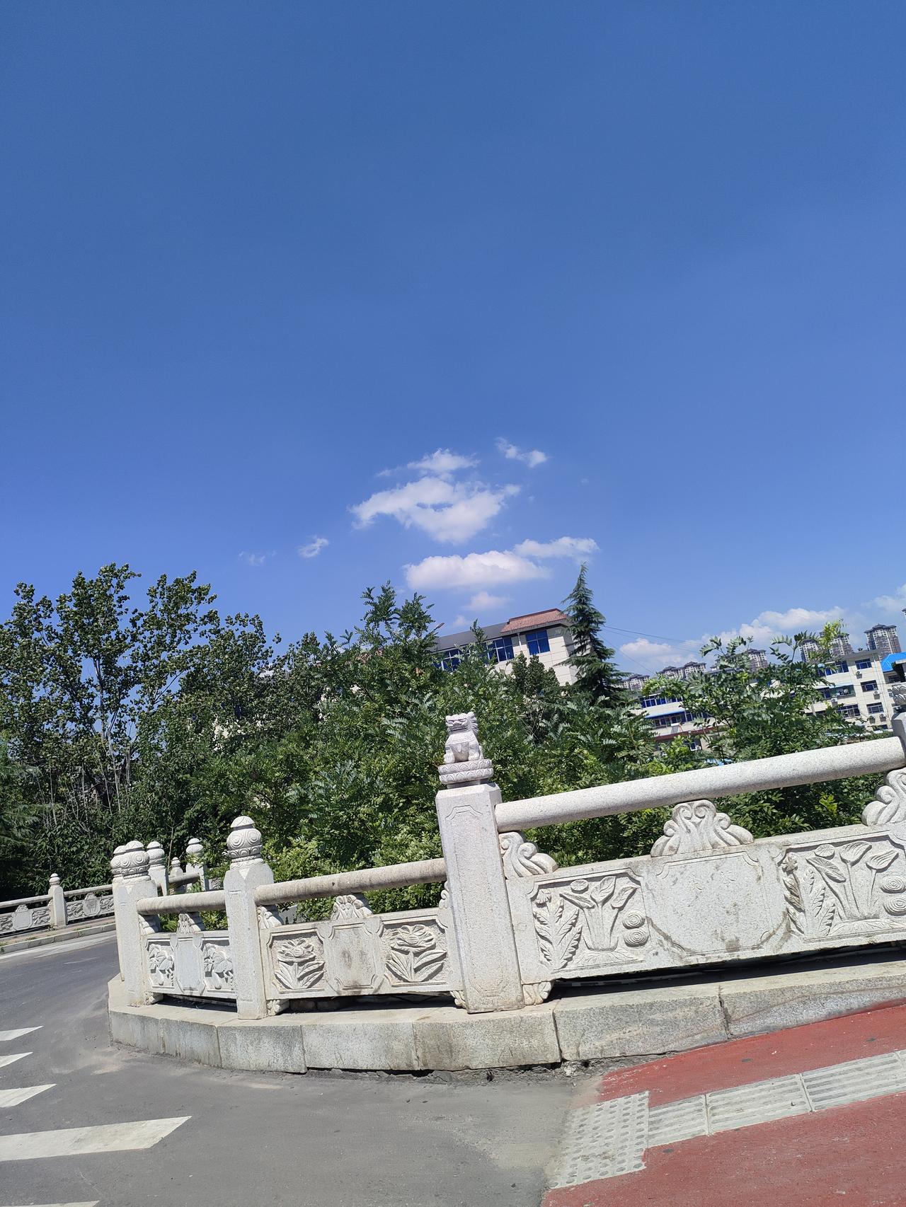 可以分享一张你拍的天空美照吗晴空万里，漫步小城。石栏古雅，白云悠悠，街道开阔，绿
