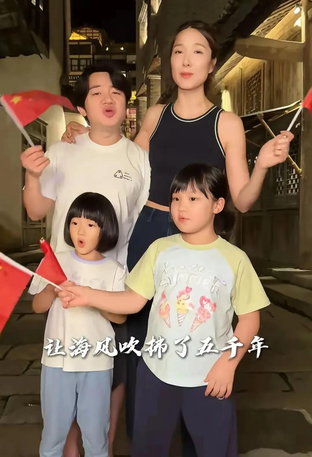 王祖蓝一家四口珠海游玩，一家四口同框画面，王祖蓝站在妻子李亚男跟前像个孩子。
李