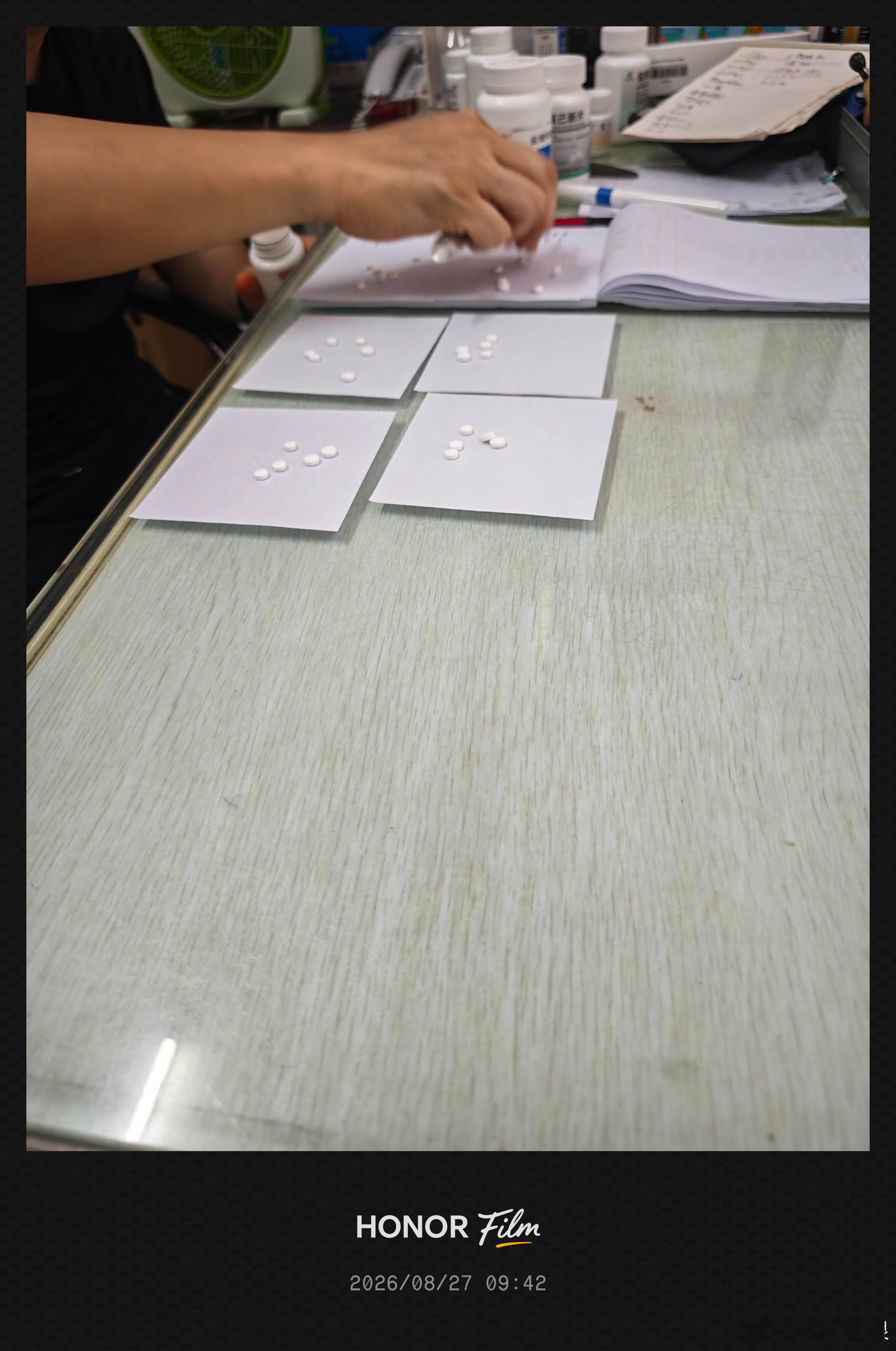 医生再给我包药，一次一小纸包，这样开药不浪费，吃好也就好了…… ​​​