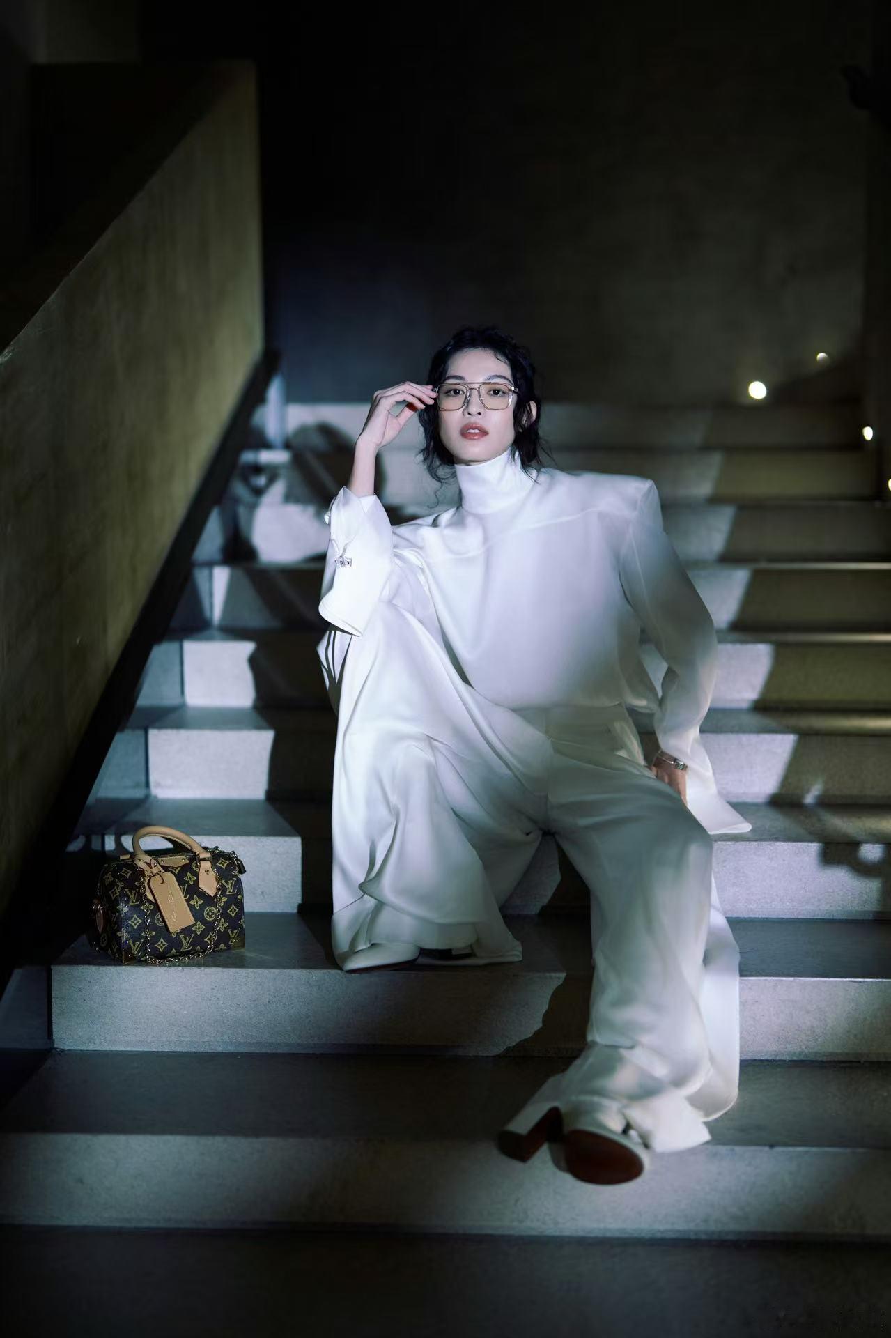 钟楚曦二搭元年 钟楚曦演技有灵气，跨度大，能把不同类型戏都演的很精彩 