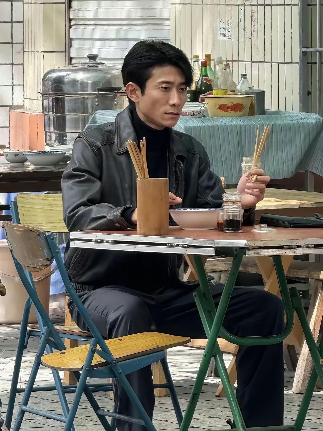 张一山这么大的明星也在路边摊吃饭，真接地气