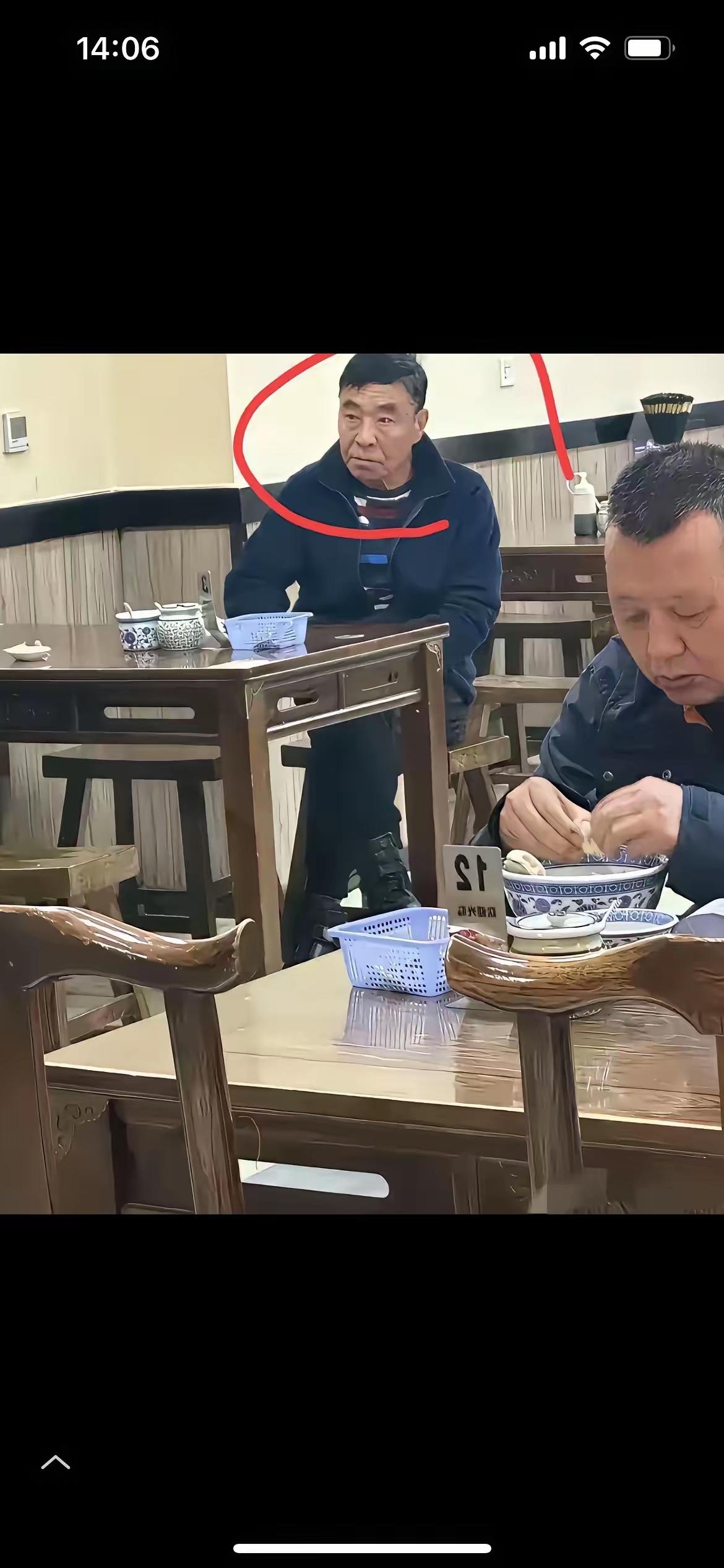 这是哪位明星，非常接地气到面馆吃面