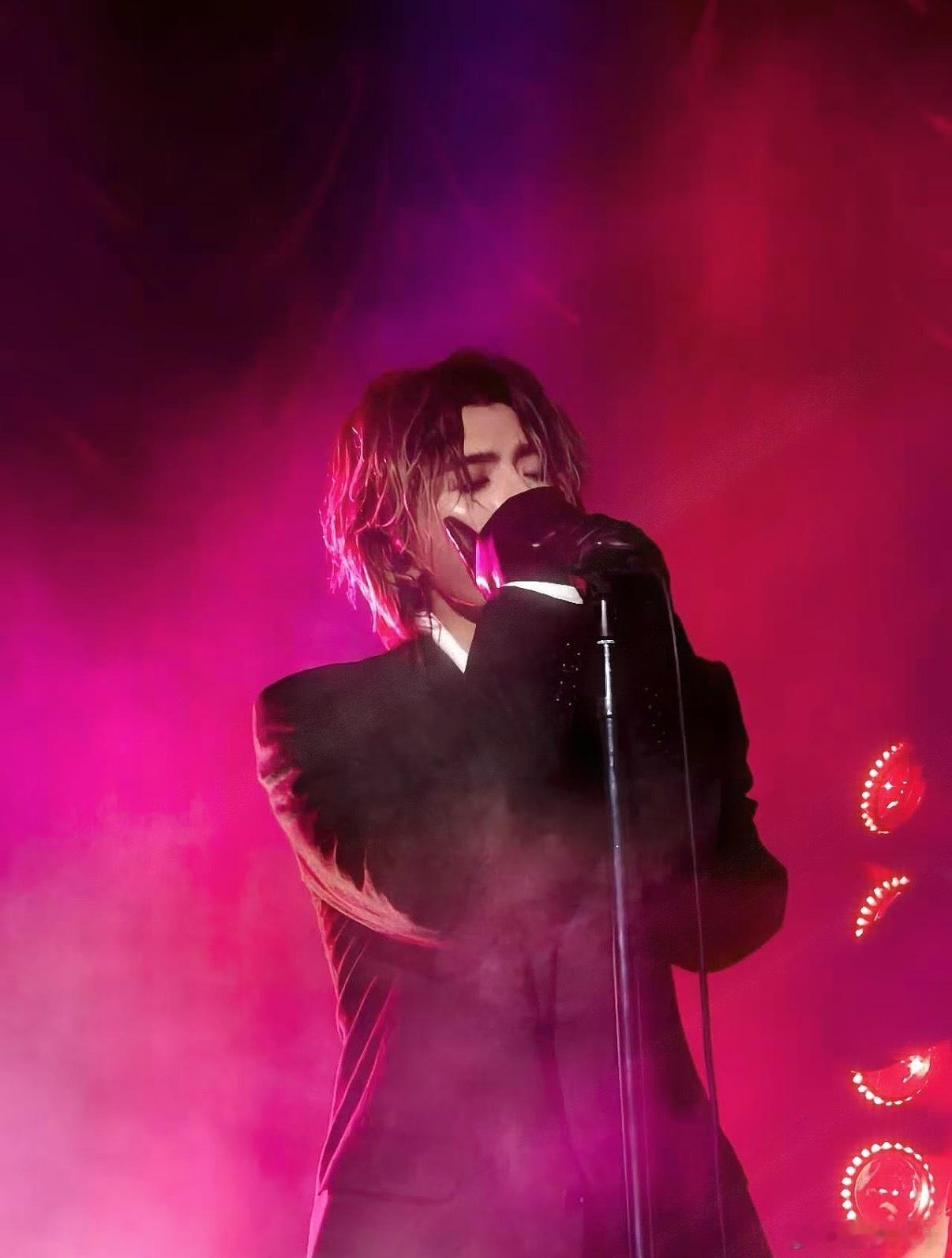 蔡徐坤的衬衫湿透了 谁能拒绝湿身舞台的蔡徐坤，汗水浸透衬衫也挡不住他的光芒，全程