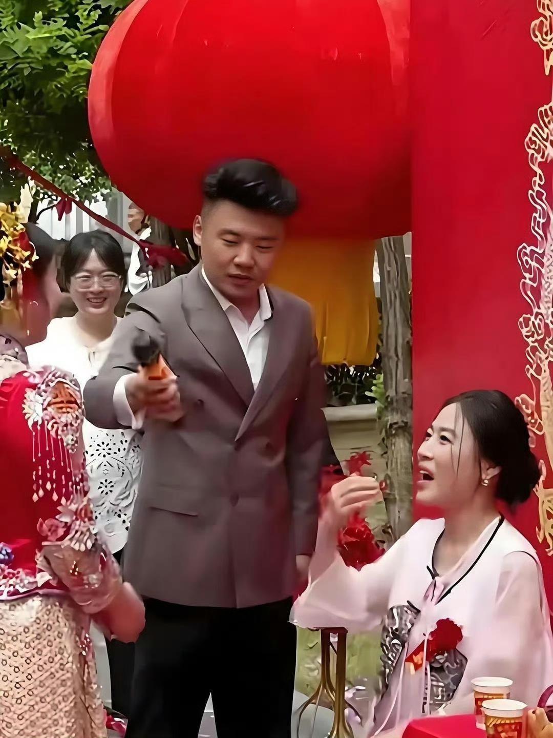 这丈母娘要是还单身 估计不少人争着娶回家吧。