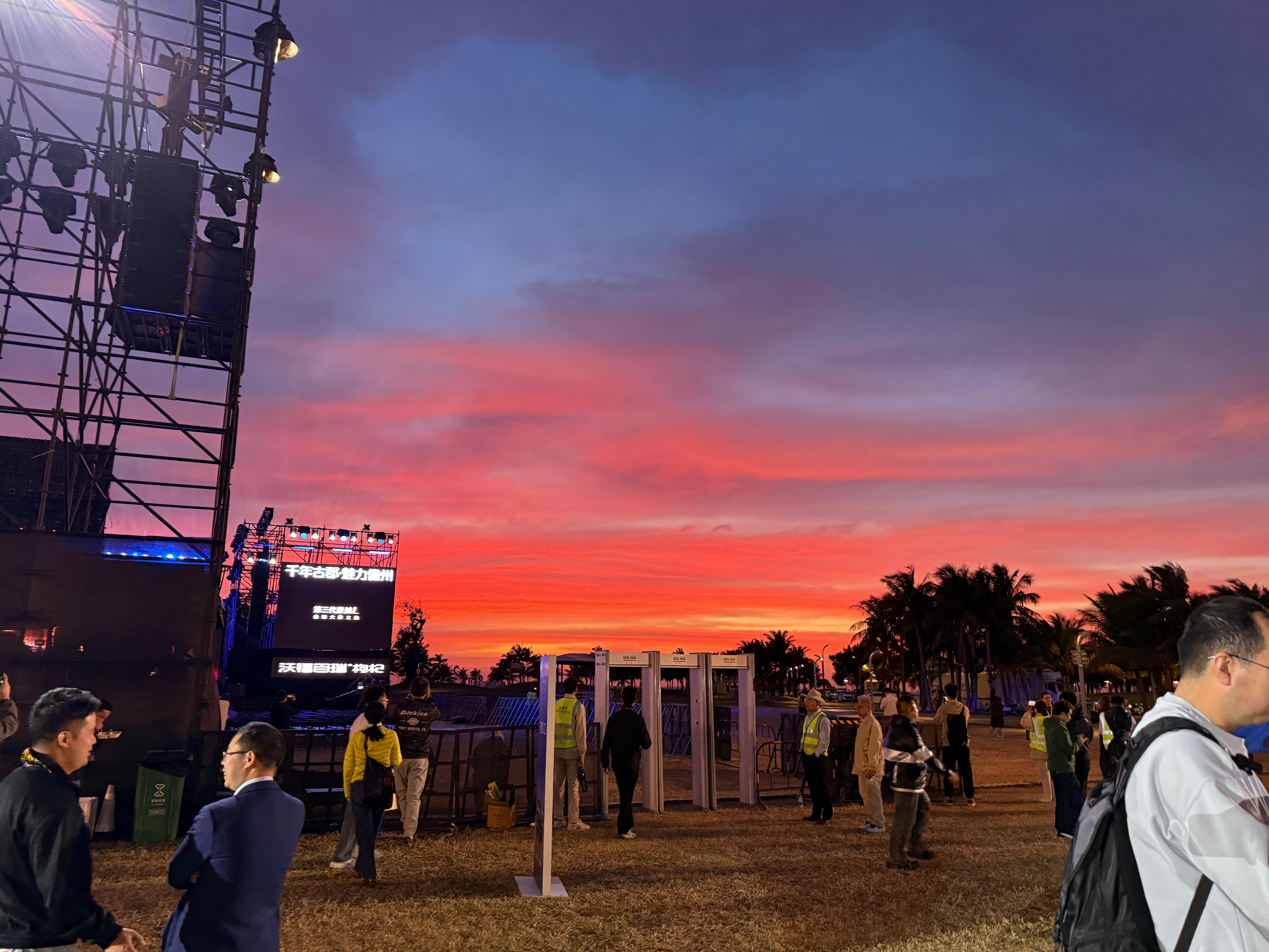 今天晚上的儋州还挺美，无滤镜天空我与汽车的日常