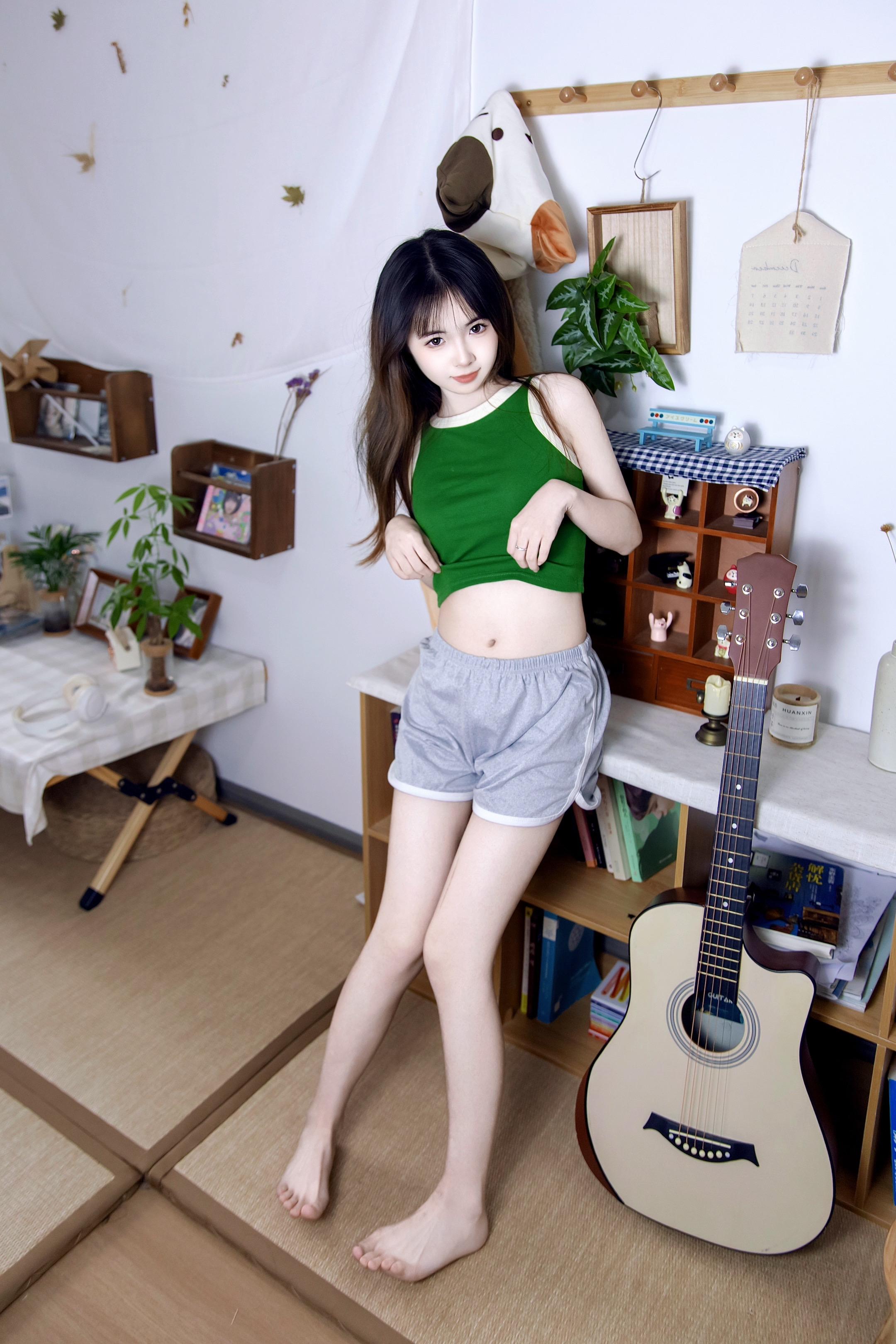 日系少女的午后慵懒时光。《少女居家写真》 模特