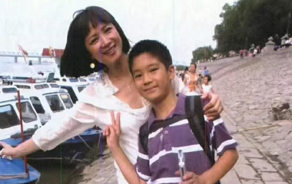 何晴和许亚军离婚后，即使儿子许何没有跟着自己一起生活，但何晴对儿子的爱并没减少。