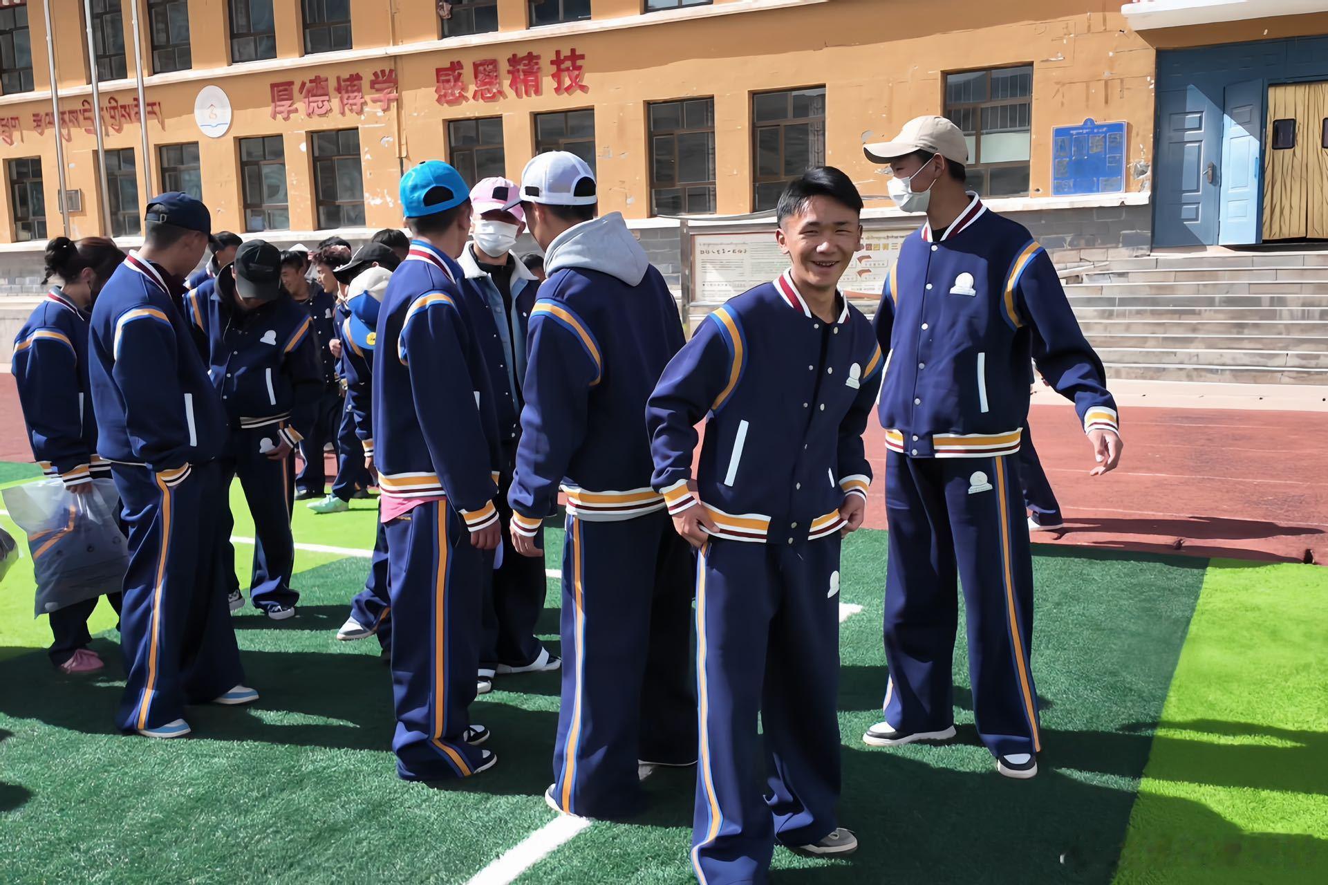 十个勤天把后陡门校服送到了囊谦 看着孩子们穿上整齐校服的样子就很治愈，少年们把后