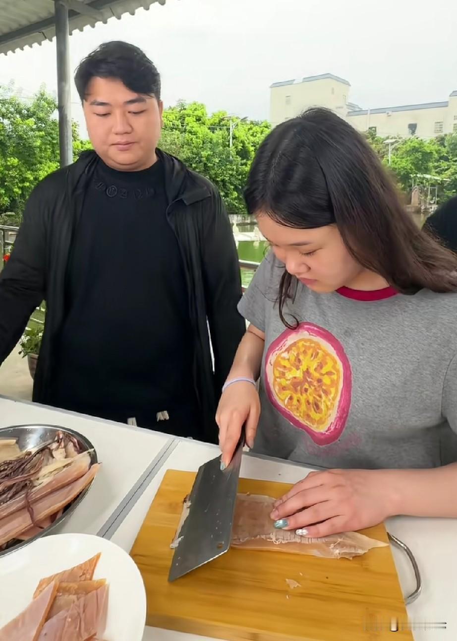 张家齐切鱿鱼还是切的有模有样的，全进华以前是做厨师的，这时候展示优秀的厨艺时候到