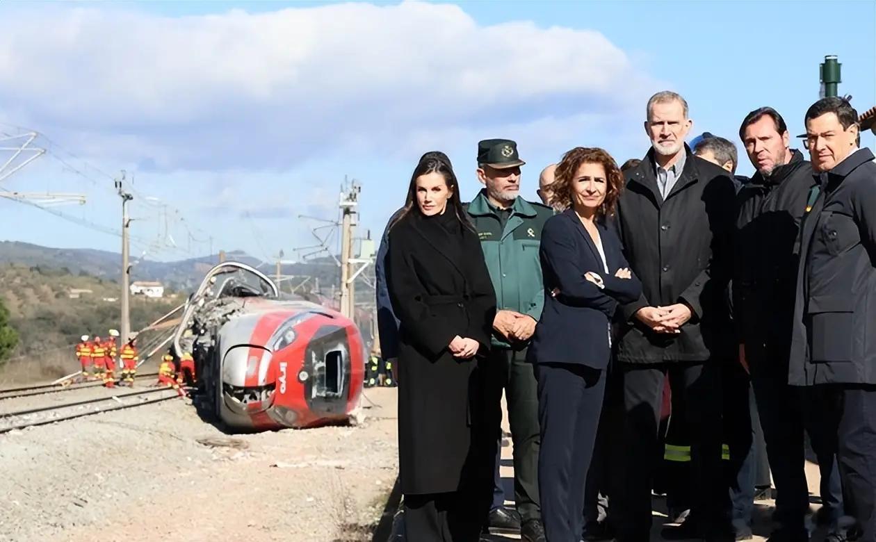 西班牙发生致逾40人死亡的火车事故。国王和王后视察事故现场时，因衣着光鲜亮丽被批