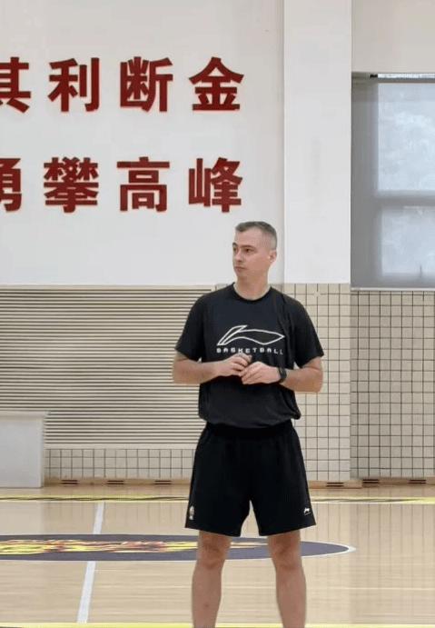 杜锋人走茶凉！

近期，亚科夫列维奇接受《南方都市报》采访时表示：“我对在这里执