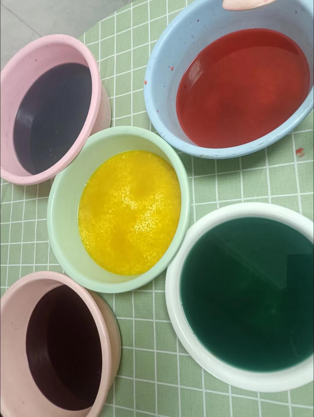 广西五色花米饭没有科技狠话，都是纯天然植物纯手工制作。广西美食探秘